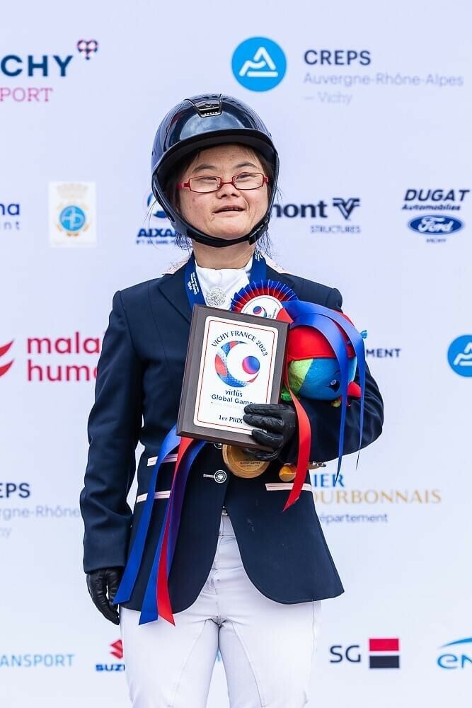 Sui with her medal and prize.